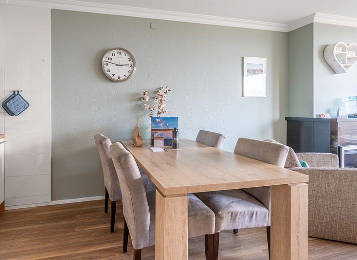 Comfortabele zithoek met uitzicht op de kust in Appartement Juliana 164 Zeezicht, Texel.