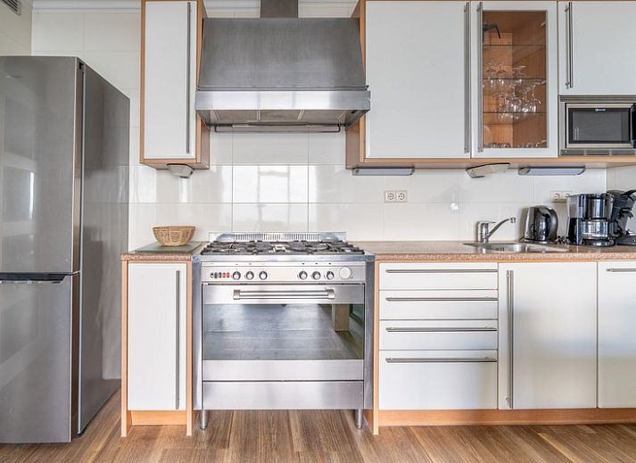 Comfortabele zithoek met uitzicht op de kust in Appartement Juliana 164 Zeezicht, Texel.