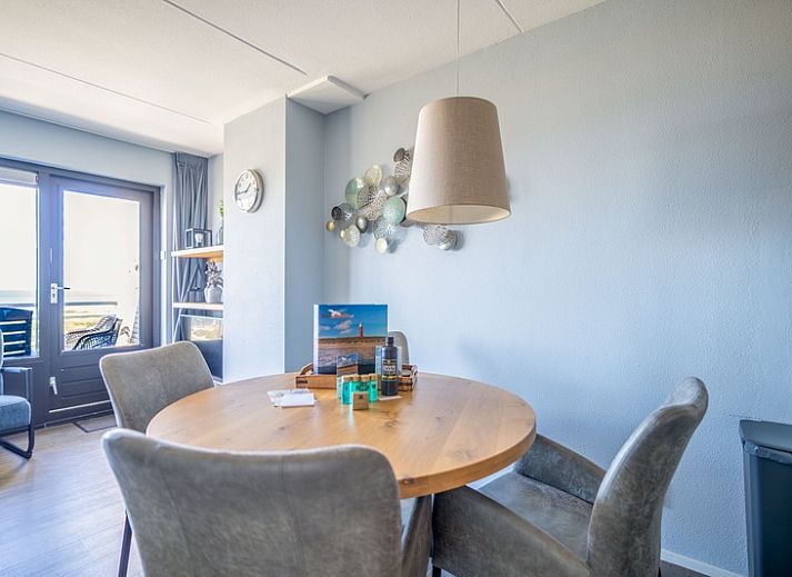 Helles Wohnzimmer mit bequemen Sitzgelegenheiten im Apartment Juliana 156 Zeezicht, De Koog, Texel.