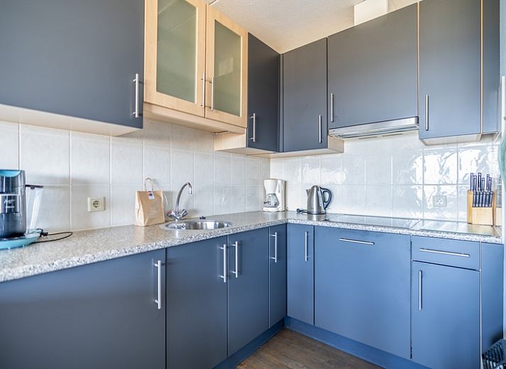 Helles Wohnzimmer mit bequemen Sitzgelegenheiten im Apartment Juliana 156 Zeezicht, De Koog, Texel.