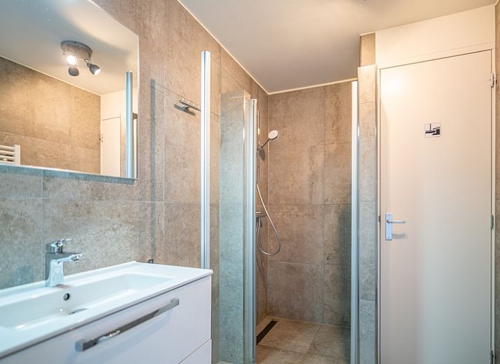 Helles Wohnzimmer mit bequemen Sitzgelegenheiten im Apartment Juliana 156 Zeezicht, De Koog, Texel.