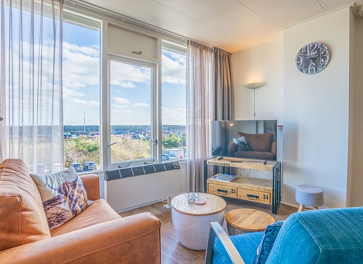 Gemuetliches Wohnzimmer von Appartement Juliana 172 Eilandzicht in De Koog Texel mit schoener Aussicht auf die Watteninseln.