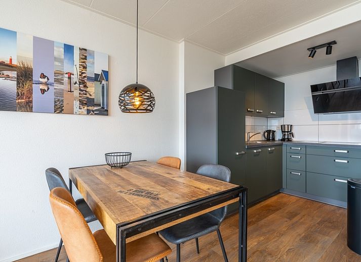 Gemuetliches Wohnzimmer von Appartement Juliana 172 Eilandzicht in De Koog Texel mit schoener Aussicht auf die Watteninseln.