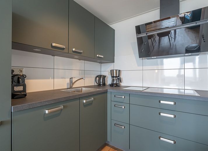 Gemuetliches Wohnzimmer von Appartement Juliana 172 Eilandzicht in De Koog Texel mit schoener Aussicht auf die Watteninseln.