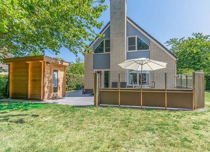Vacation home Honeysuckle 43 with sauna in De Koog, Texel, offers a spacious garden with a sunny terrace and surrounding nature.