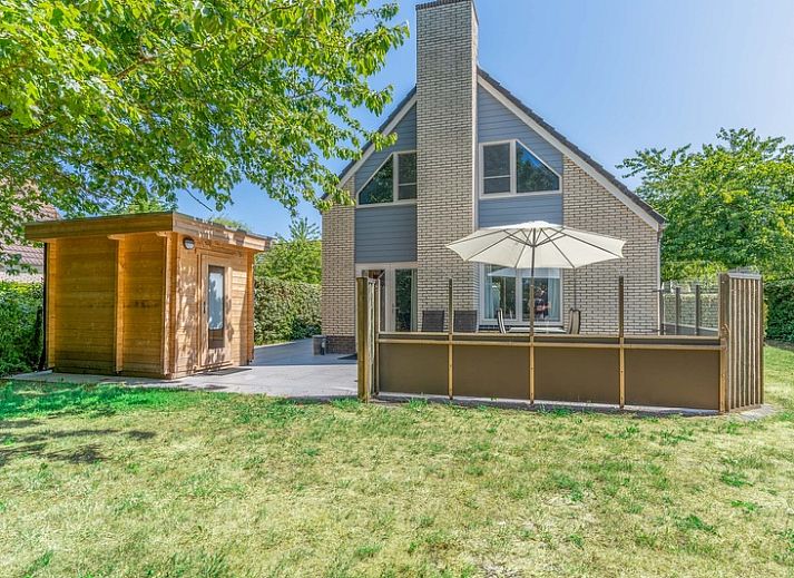 Vacation home Honeysuckle 43 with sauna in De Koog, Texel, offers a spacious garden with a sunny terrace and surrounding nature.