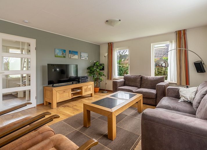 Vacation home Honeysuckle 43 with sauna in De Koog, Texel, offers a spacious garden with a sunny terrace and surrounding nature.