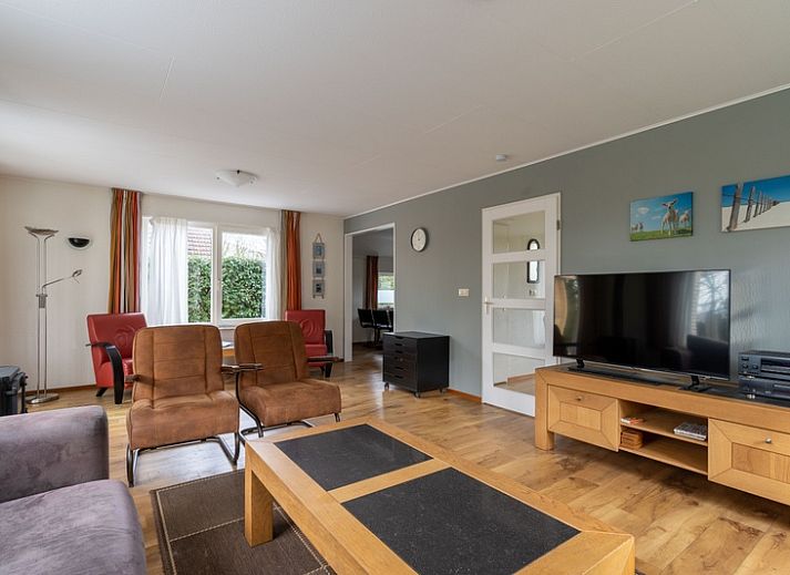 Vacation home Honeysuckle 43 with sauna in De Koog, Texel, offers a spacious garden with a sunny terrace and surrounding nature.