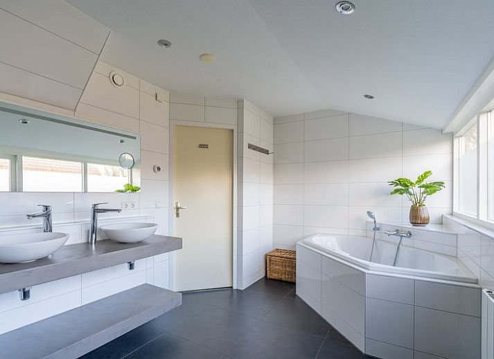 Comfortable living room of Holiday home Honeysuckle 43 with sauna in De Koog, Texel, with spacious seating and plenty of light.