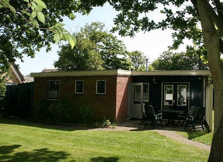 Spacious backyard of De Kragemaker vacation home in De Koog, Texel.