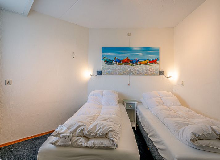 Stijlvolle zitruimte van Appartement Zeedistel 20 in De Koog, Texel met flatscreen-tv en sfeervolle decoraties.