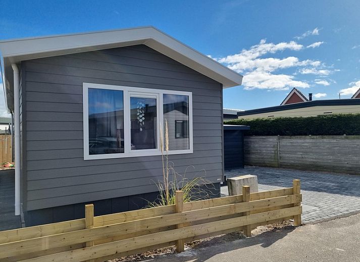 Chaletpark Bregkoog - Chalet 45 TX45 in De Koog, Texel, modernes Aeusseres mit Veranda und blauem Himmel.