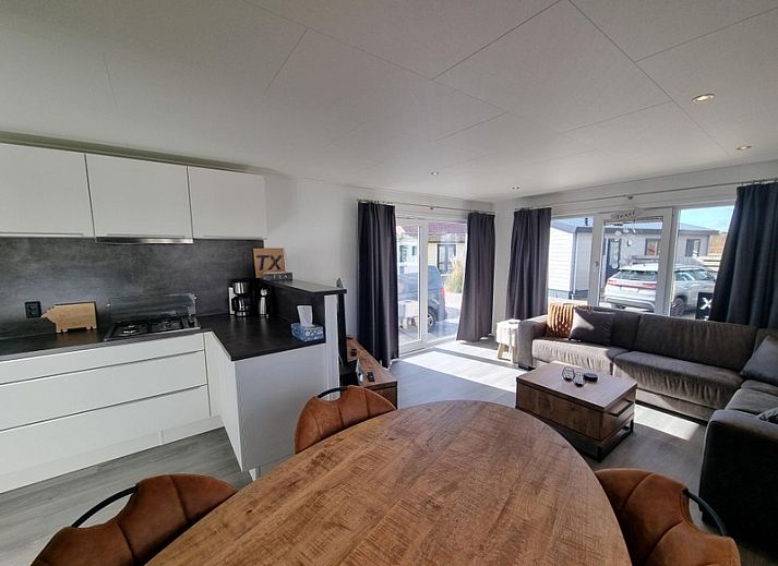 Chaletpark Bregkoog - Chalet 45 TX45 in De Koog, Texel, modernes Aeusseres mit Veranda und blauem Himmel.