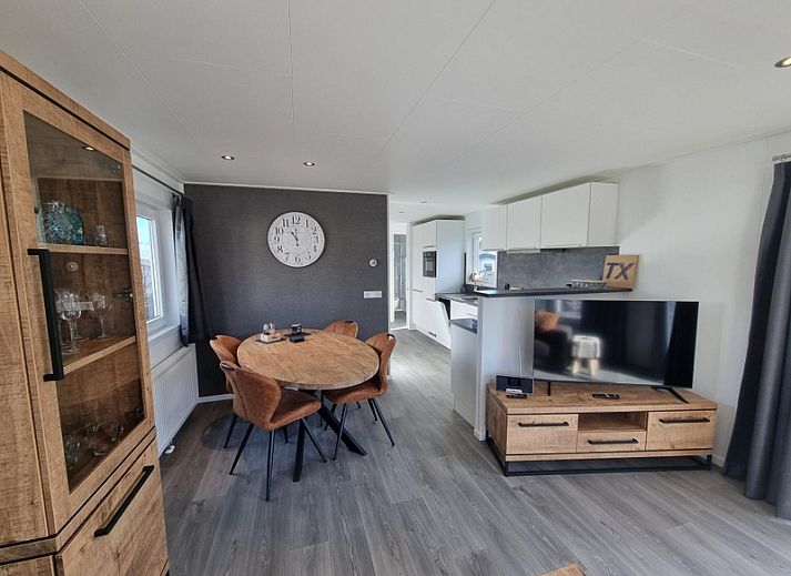 Chaletpark Bregkoog - Chalet 45 TX45 in De Koog, Texel, Ferienhaus mit grauer Fassade und grossem Innenhof.