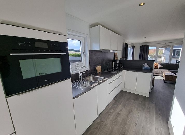 Chaletpark Bregkoog - Chalet 45 TX45 in De Koog, Texel, Ferienhaus mit grauer Fassade und grossem Innenhof.