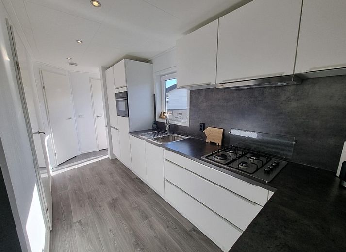 Chaletpark Bregkoog - Chalet 45 TX45 in De Koog, Texel, Ferienhaus mit grauer Fassade und grossem Innenhof.