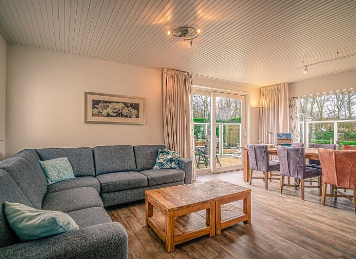 Front view of vacation home Orchismient 2, De Koog, Texel with sunny garden and modern architecture.