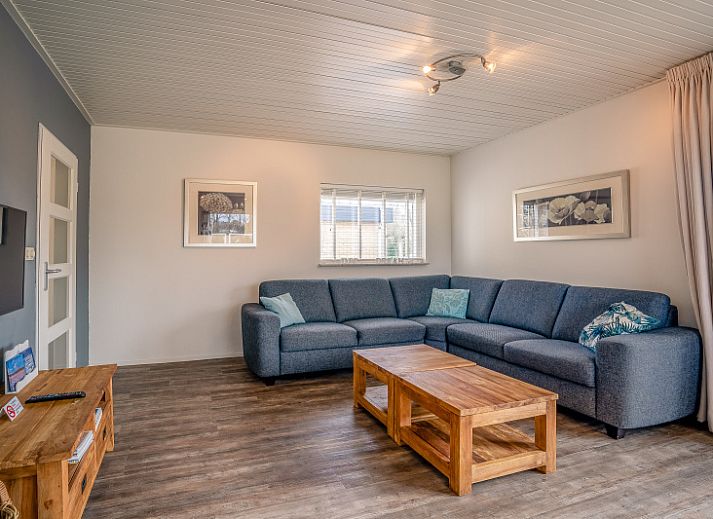 Front view of vacation home Orchismient 2, De Koog, Texel with sunny garden and modern architecture.