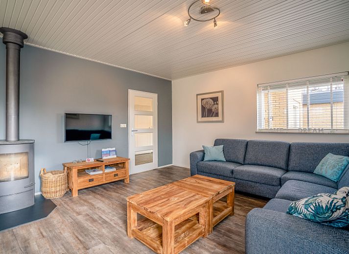 Front view of vacation home Orchismient 2, De Koog, Texel with sunny garden and modern architecture.