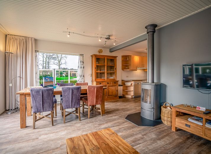 Front view of vacation home Orchismient 2, De Koog, Texel with sunny garden and modern architecture.