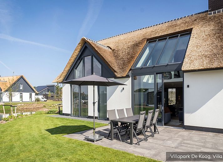 Aussenterrasse der Luxus-Familienvilla 6p in De Koog, Texel mit sonnigem Blick auf die Watteninseln.
