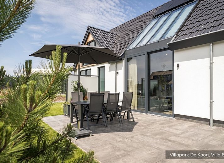 Aussenterrasse der Luxus-Familienvilla 6p in De Koog, Texel mit sonnigem Blick auf die Watteninseln.