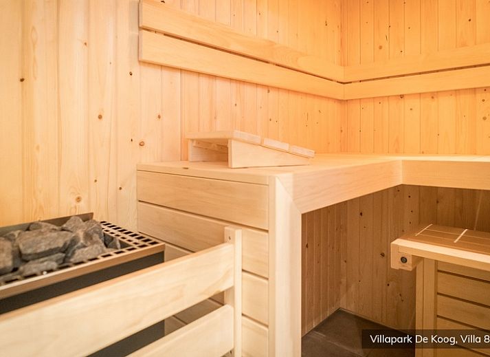 Geraeumige Terrasse in der Luxus-Familienvilla 6p in De Koog, Texel, umgeben von Natur auf den Watteninseln.