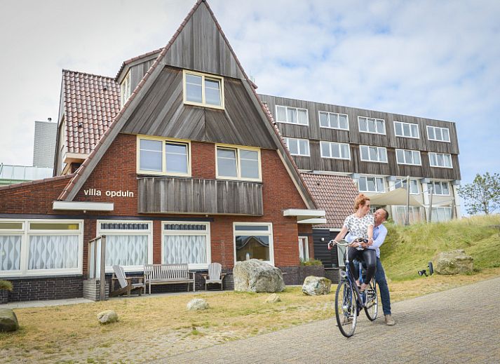 Cozy living space in Grand Hotel Opduin - Holiday home C, De Koog, Texel, with modern kitchen and dining area.