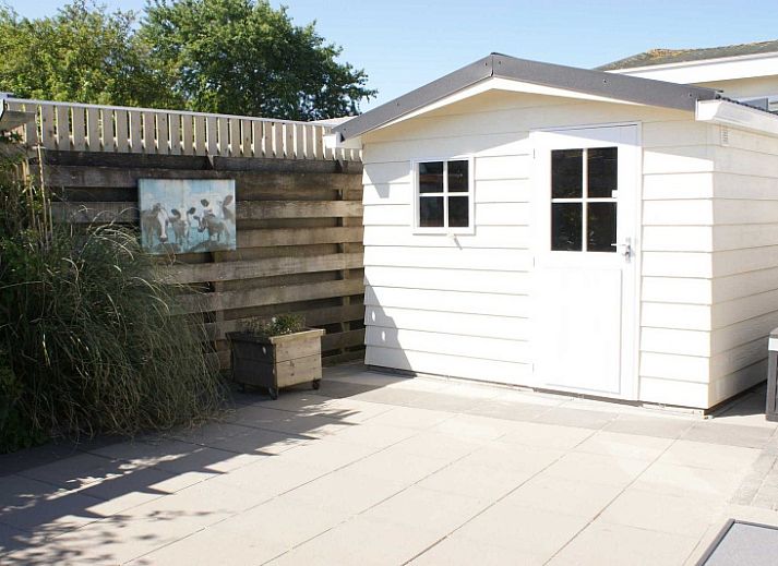 Enjoy the sunny terrace at Chaletpark Bregkoog - Chalet Bregkoog 138 'Sinne' in De Koog, Texel, with comfortable seating.