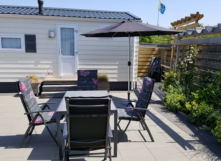Enjoy the sunny terrace at Chaletpark Bregkoog - Chalet Bregkoog 138 'Sinne' in De Koog, Texel, with comfortable seating.