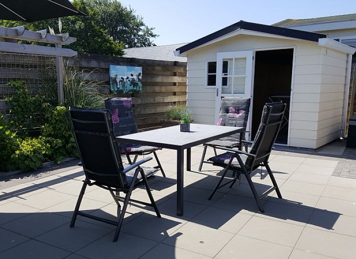 Practical garden shed at Chalet Bregkoog 138 'Sinne' in Chaletpark Bregkoog, De Koog, Texel, perfect for extra storage.