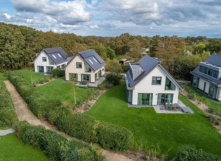 Charming vacation home Kluut 16a in De Koog, Texel with green surroundings.