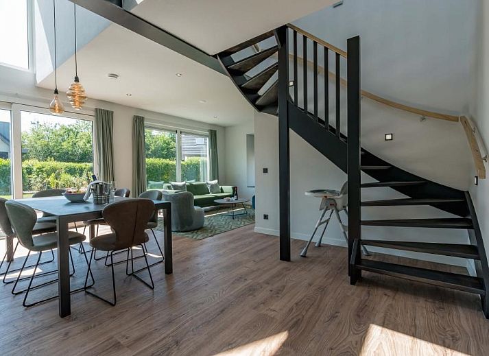 Charming vacation home Kluut 16a in De Koog, Texel with green surroundings.