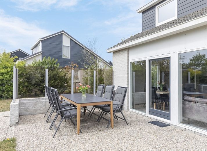 Stappeland - De Groene Boei, vacation home in De Koog, Texel with modern exterior and green surroundings.