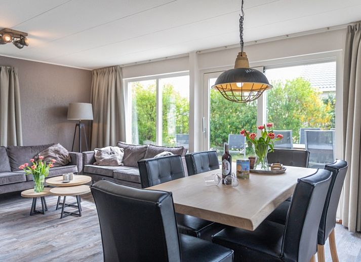 Stappeland - De Groene Boei, vacation home in De Koog, Texel with modern exterior and green surroundings.