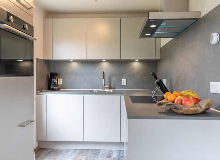 Spacious terrace at Stappeland - De Groene Boei vacation home in De Koog, Texel, ideal for outdoor dining.