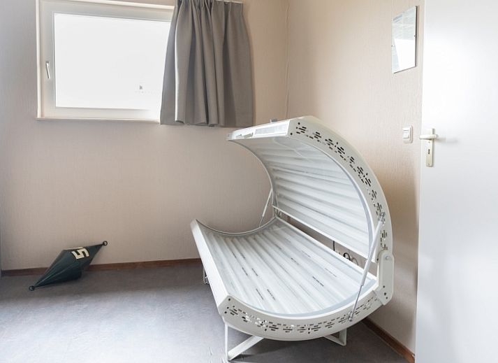 Spacious terrace at Stappeland - De Groene Boei vacation home in De Koog, Texel, ideal for outdoor dining.