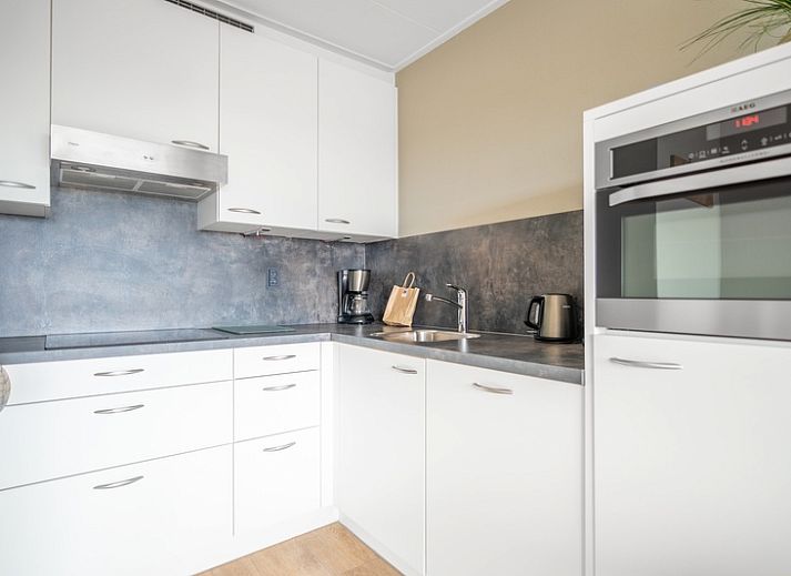 Light seating area with comfortable sofa in Apartment Juliana 178 Eilandzicht, De Koog, Texel.