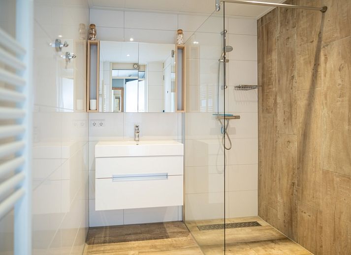 Dining area and kitchen in Apartment Juliana 178 Eilandzicht, De Koog, Texel, ideal for family dinners.