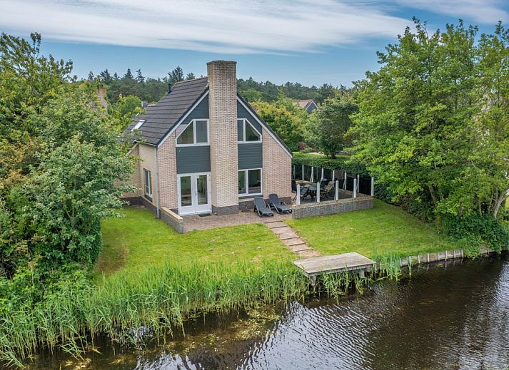 Vacation home Honeysuckle 69 with waterfront sauna in De Koog, Texel, surrounded by lush nature.