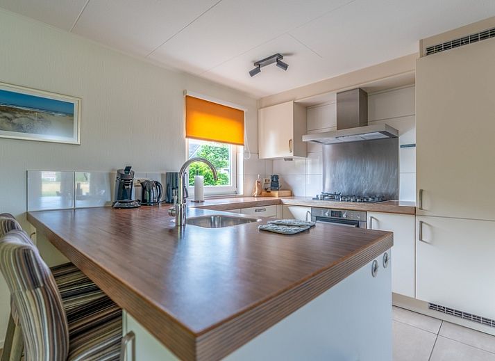 Spacious driveway at Holiday home Honeysuckle 69 with sauna in De Koog, Texel, ideal for multiple vehicles.