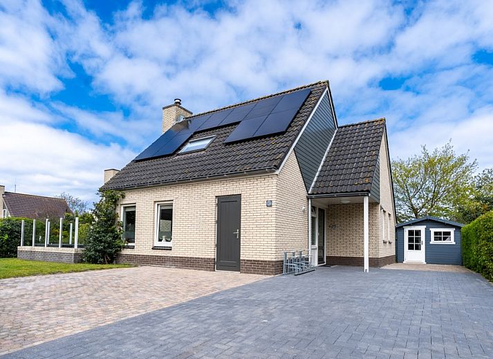 Vacation home Honeysuckle 87 in De Koog Texel with sunny exterior facade and driveway.