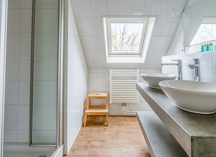 Modern living room with TV in Holiday home Honeysuckle 87, De Koog Texel, ideal for relaxation.