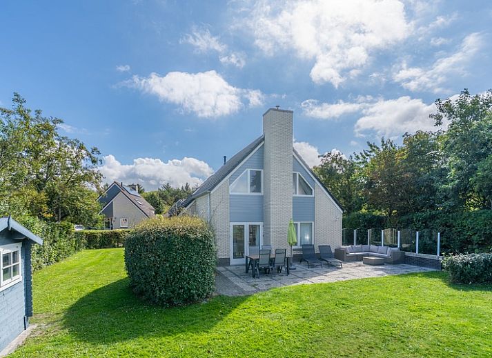 Vacation home Honeysuckle 59 in De Koog Texel, surrounded by lush nature and a serene pond.