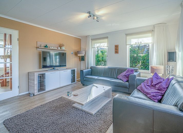 Vacation home Honeysuckle 59 in De Koog Texel, surrounded by lush nature and a serene pond.