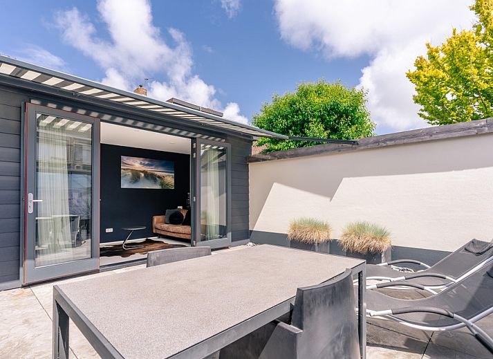 Enjoy the sunny veranda at Het Bospad - Brink 15 in De Koog, Texel. Perfect for relaxation on the Wadden Islands.