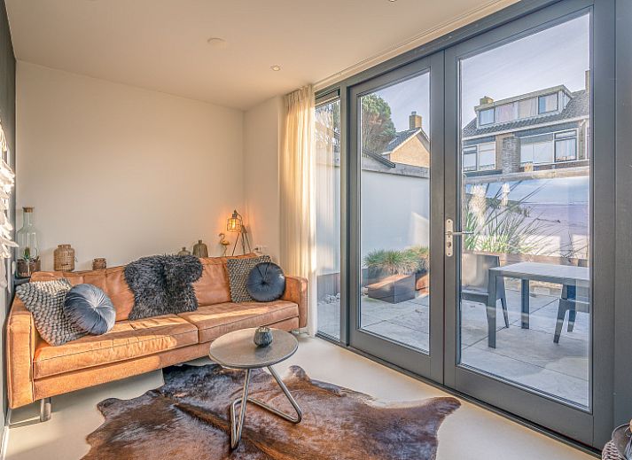 Enjoy the sunny veranda at Het Bospad - Brink 15 in De Koog, Texel. Perfect for relaxation on the Wadden Islands.