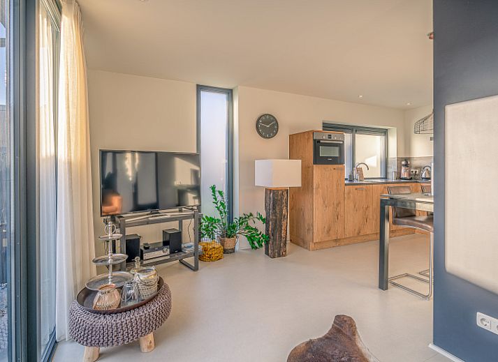 Enjoy the sunny veranda at Het Bospad - Brink 15 in De Koog, Texel. Perfect for relaxation on the Wadden Islands.