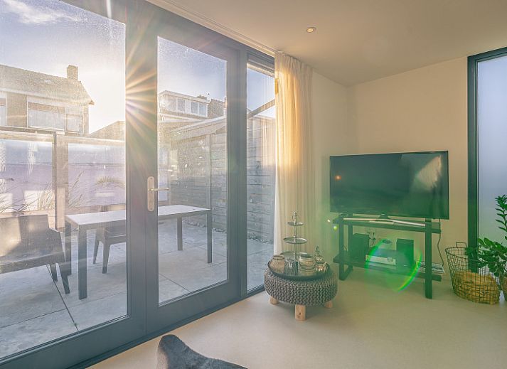 Enjoy the sunny veranda at Het Bospad - Brink 15 in De Koog, Texel. Perfect for relaxation on the Wadden Islands.