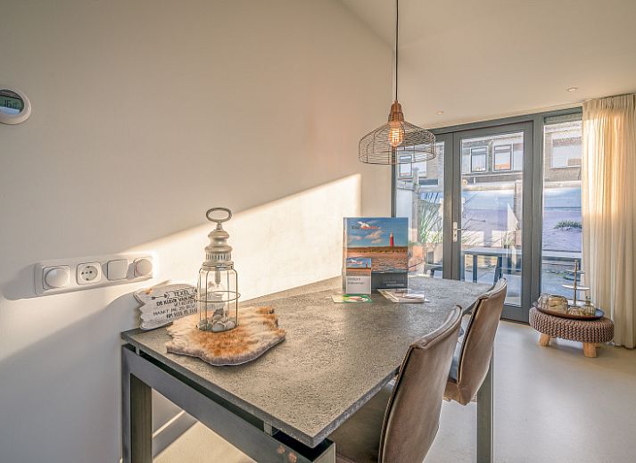 Cozy living room in vacation home Het Bospad - Brink 15, De Koog, Texel. Comfortable sofa and lots of natural light.